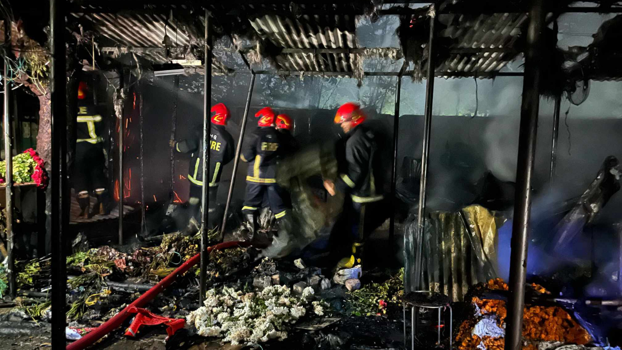 শাহবাগে ফুলের দোকানে আগুন, নিয়ন্ত্রণে ফায়ার সার্ভিসের ৫ ইউনিট